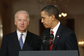 Viceprezident Joe Biden (vlevo).